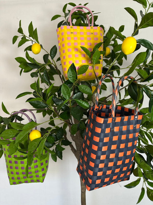 Bolso Plástico Trenzado Damero Rosa Amarillo