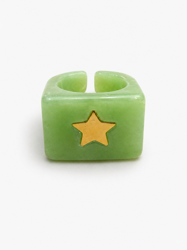 Anillo Resina Verde Claro Nacarado con Estrella Dorado