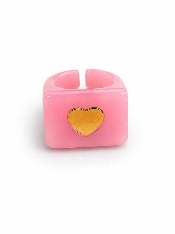 Anillo Resina Rosa Claro Nacarado con Corazon Dorado