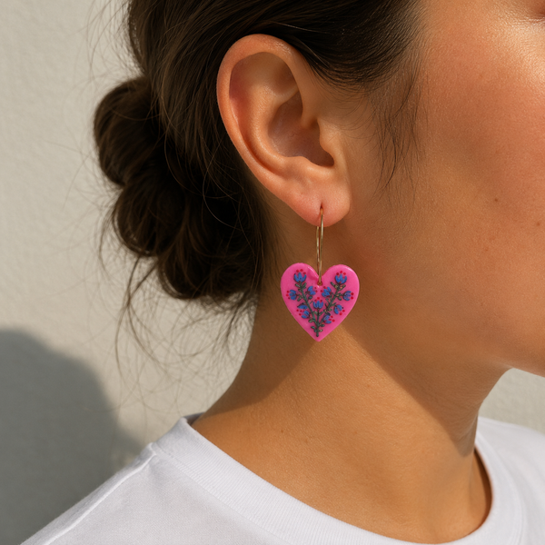 Pendientes Aro Dorado con Corazón Blanco Fondo Rosa con Flores Azules Arcilla Polimérica