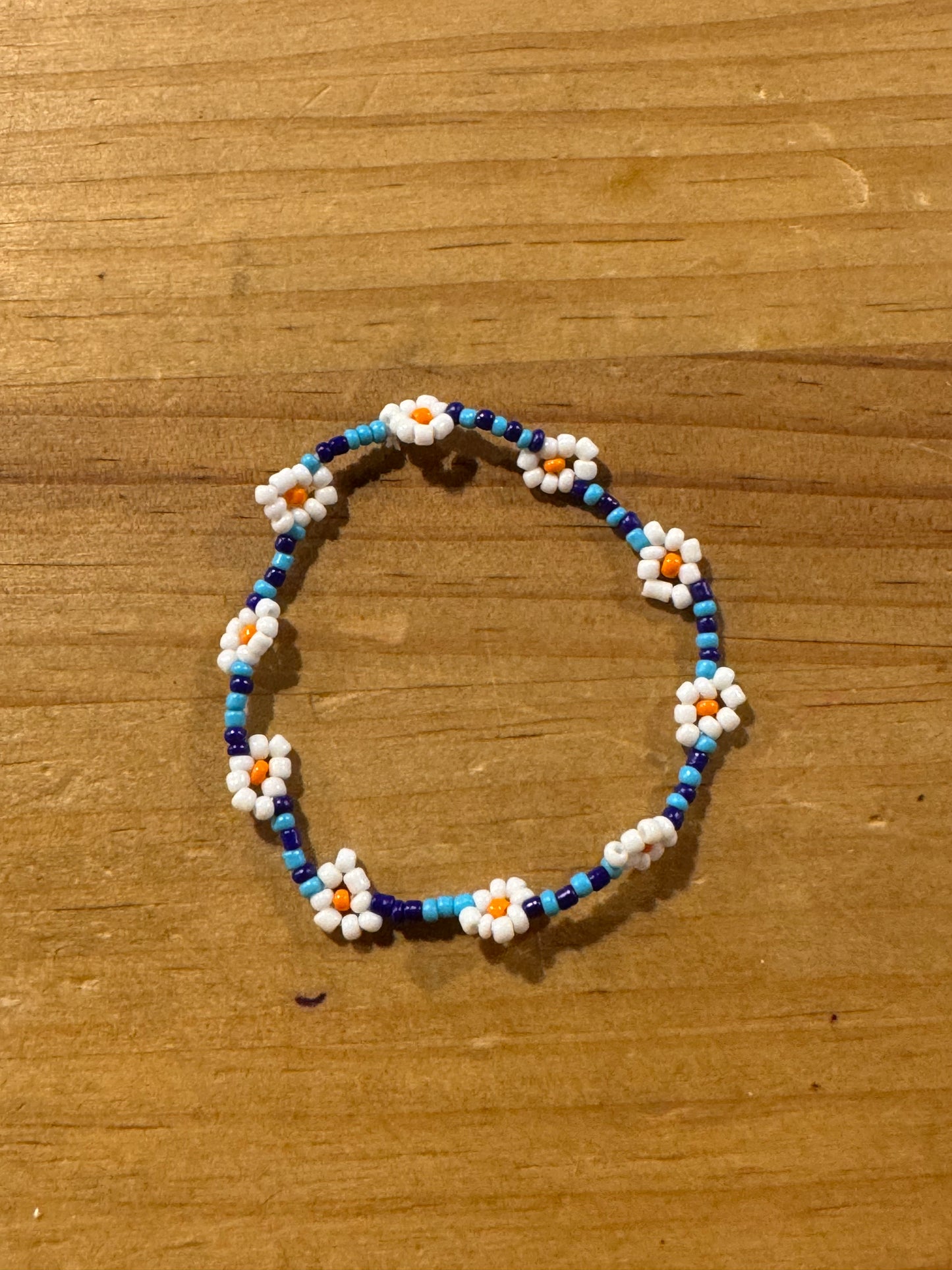 Pulsera Cuentas Bolitas Azul Claro Azul Oscuro con Flor Blanca y Naranja