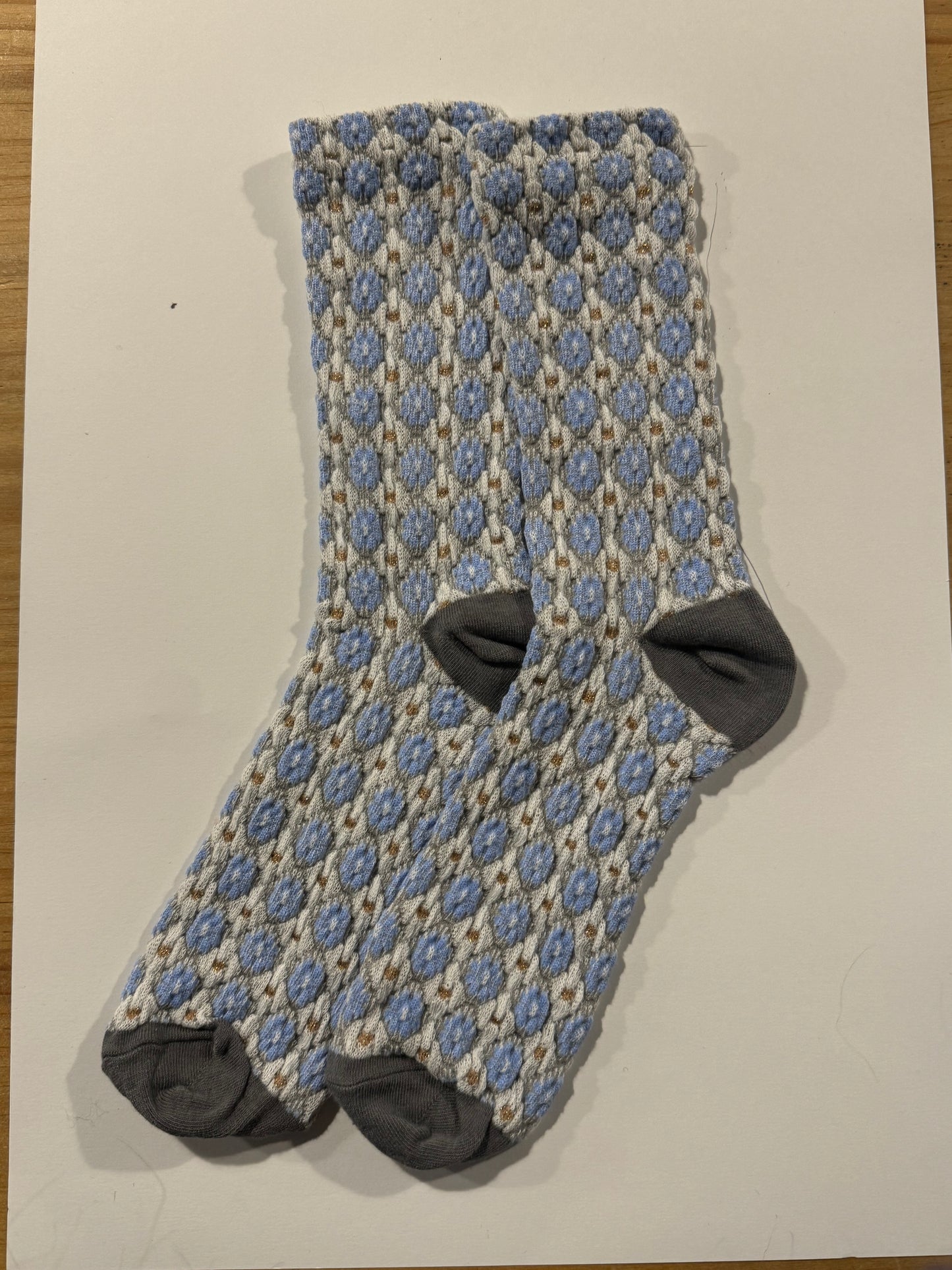 Calcetines Mujer Flores Fruncidas Azules Fondo Blanco