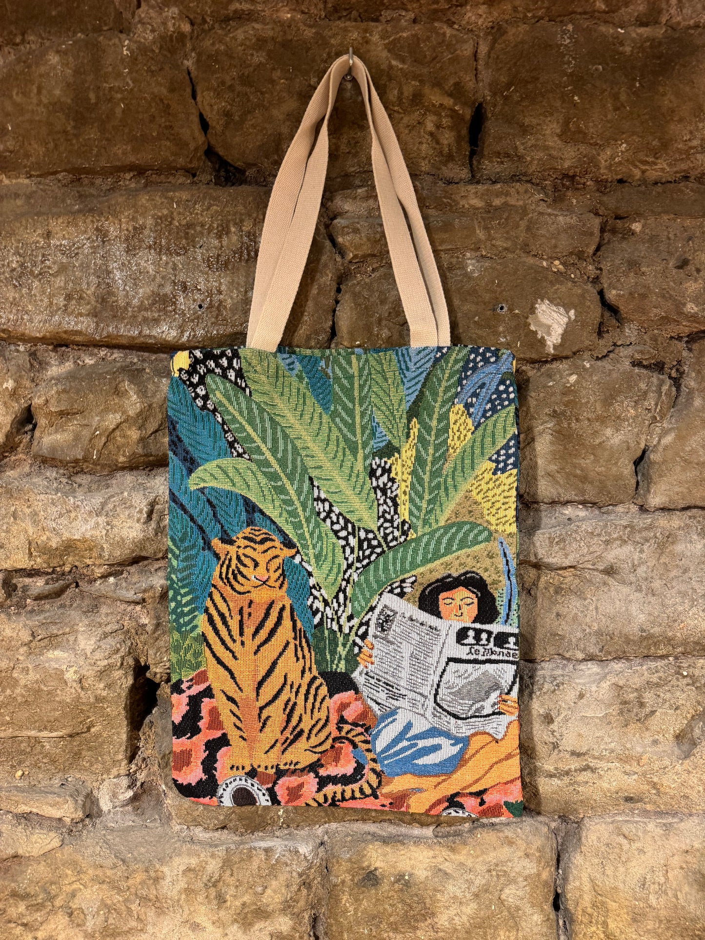 Bolsa Tote Estampado Tigres con Libros Fondo Verde
