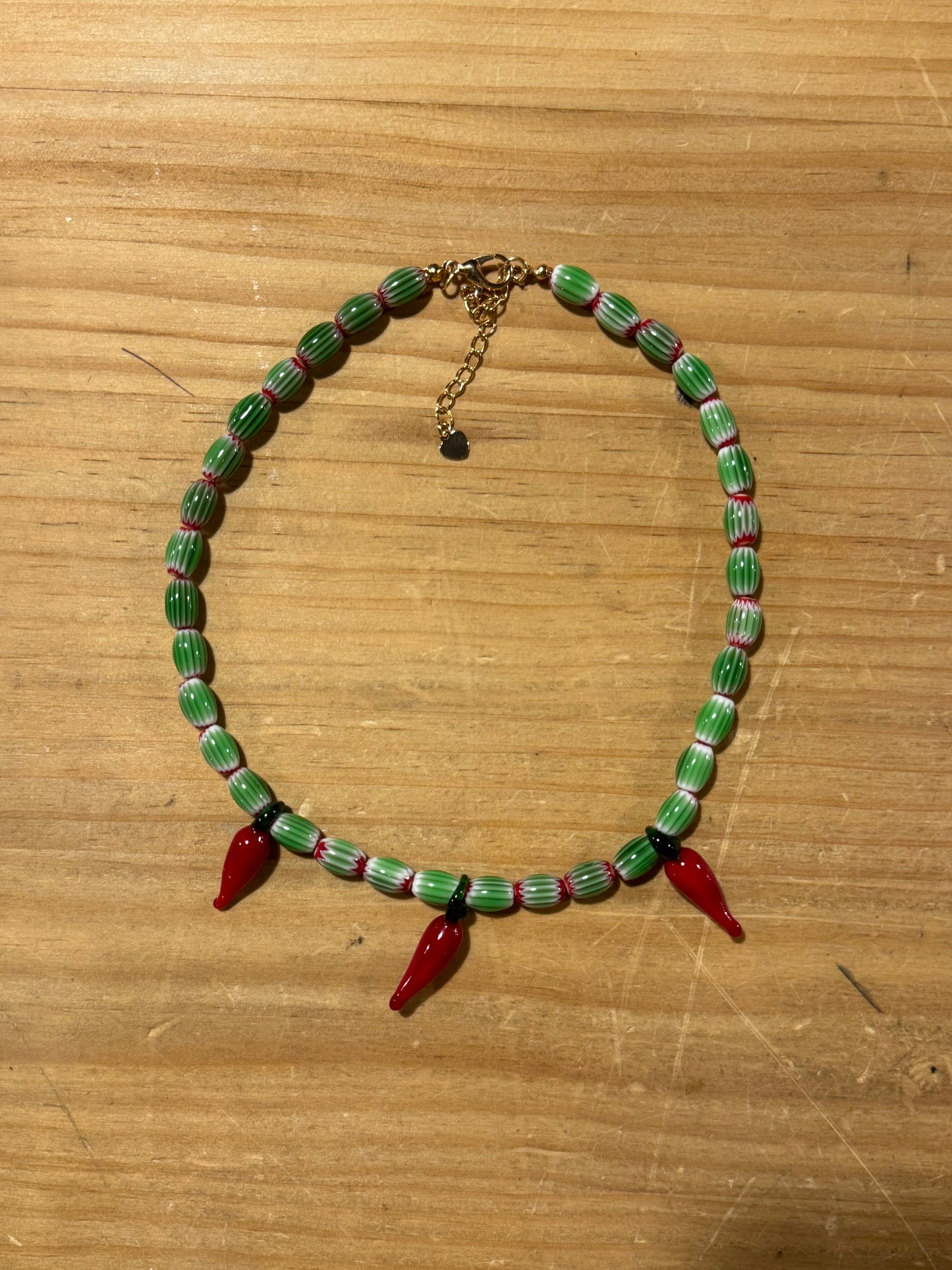 Collar Cuentas Cristal Verde con Charms Guindillas