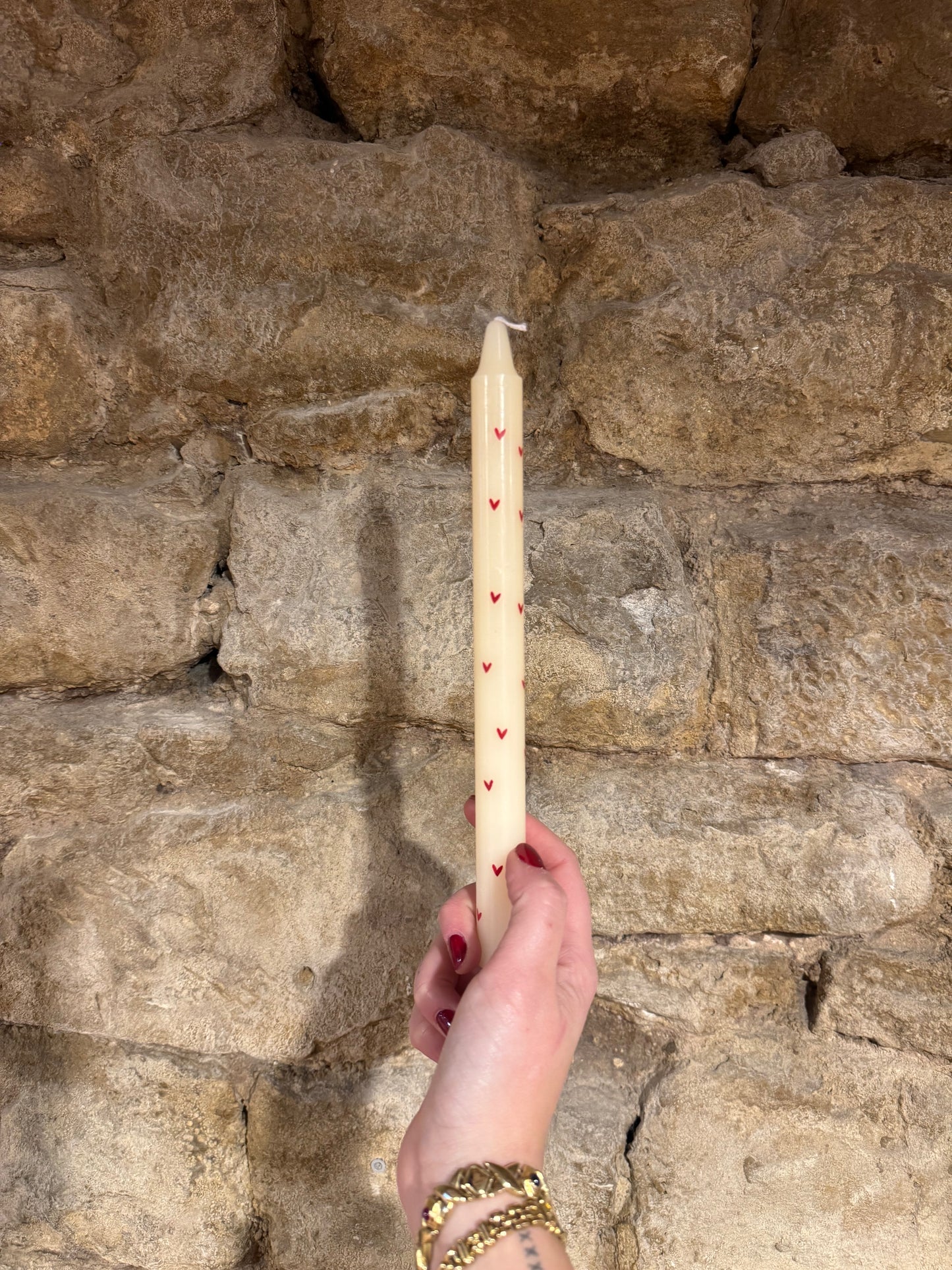 Vela de Candelabro Crudo Corazones Rojos