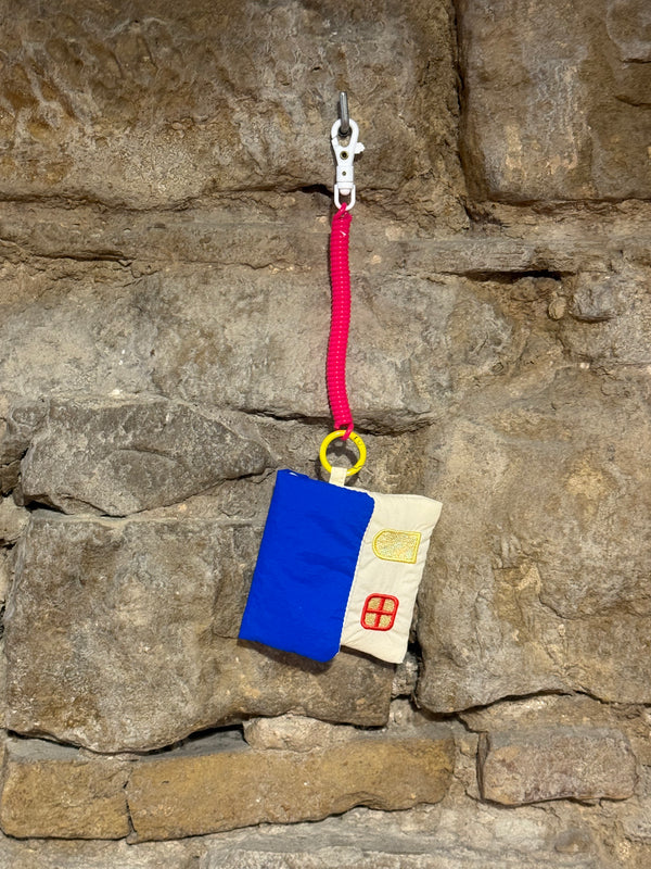 Llavero Charm Casa Azul Acolchado con Monedero Amarillo