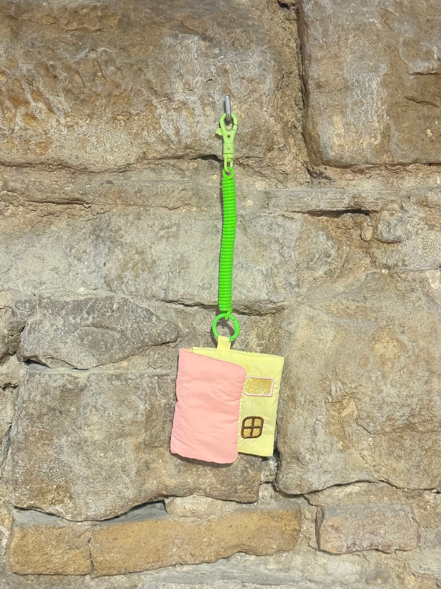 Llavero Charm Casa Rosa Acolchado con Monedero Amarillo