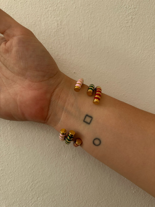 Brazalete Metal Dorado con Esmalte Rosa