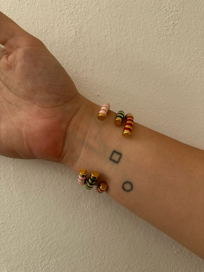 Brazalete Metal Dorado con Esmalte Rojo