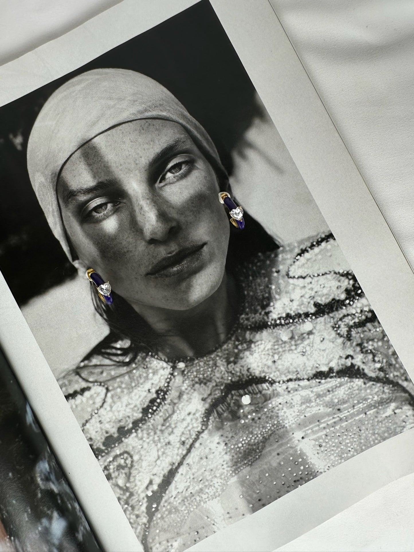 Pendientes Aro Esmaltado Azul Marino o Morado con Brillante en Forma de Corazón