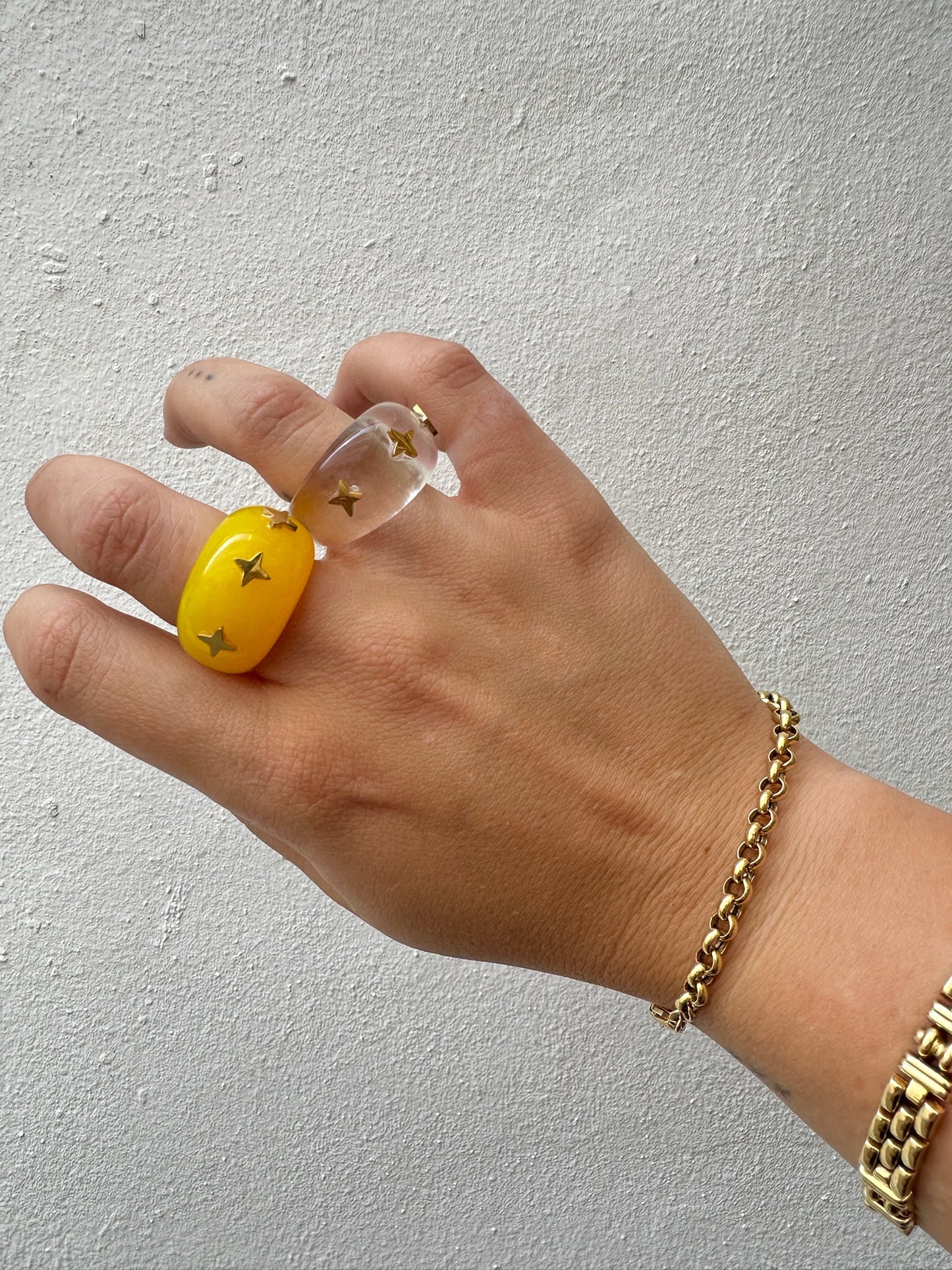 Anillo Resina Fancy Redondo Amarillo con Adornos en Dorado