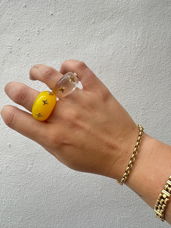 Anillo Resina Fancy Redondo Amarillo con Adornos en Dorado