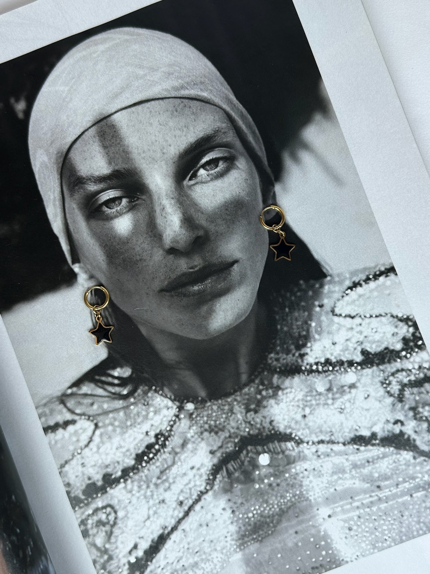 Mini Pendientes Estrella Negra Plana