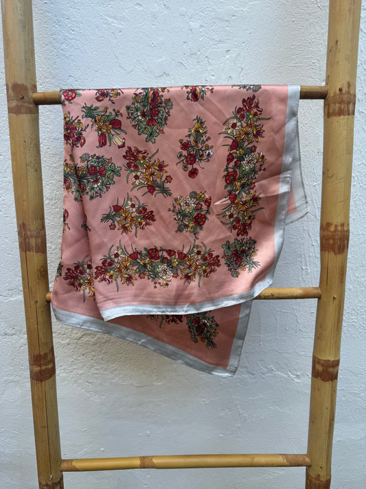 Pañuelo Fondo Rosa Flores Borde Gris