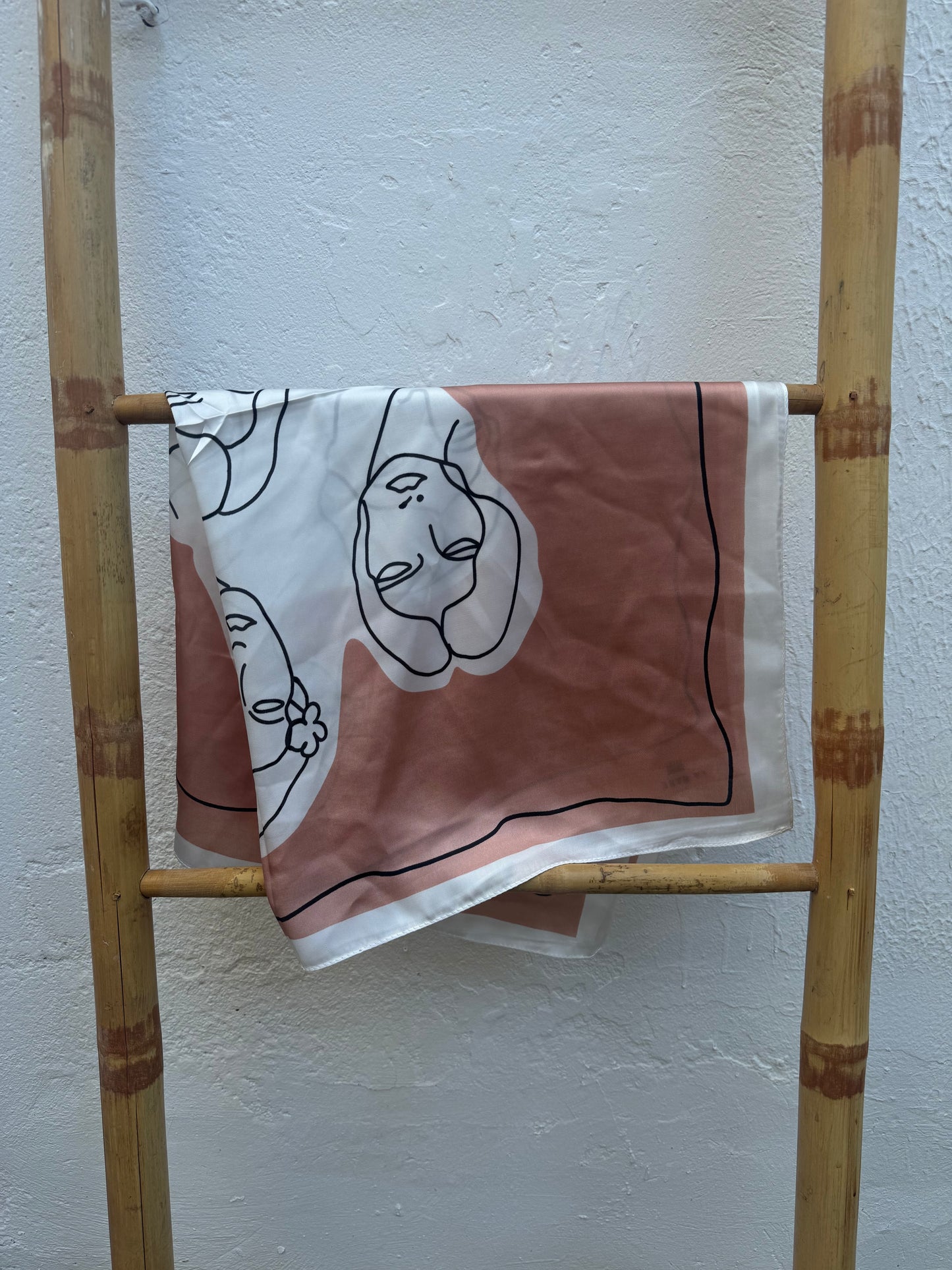 Pañuelo Rosa Cara Mujer Borde Blanco