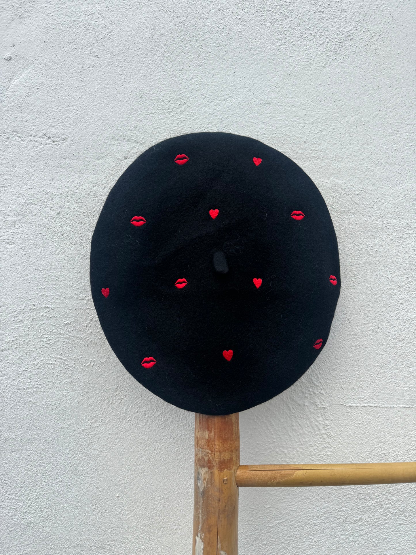 Boina Bordado Besos Negra