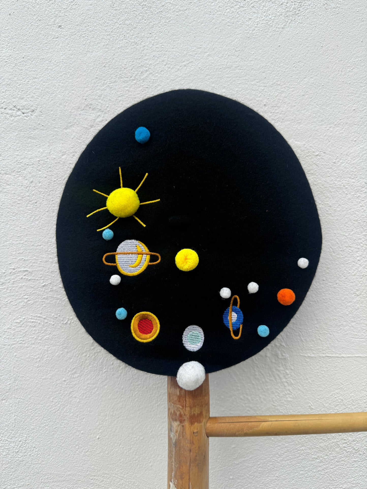 Boina Negra con Planetas