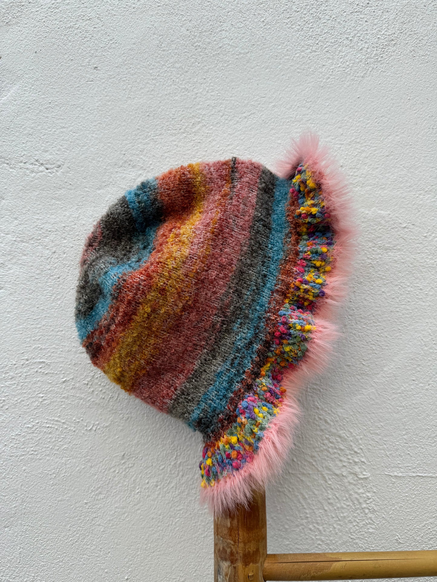 Gorro Rayas Multicolor Volante Abajo Pelito Rosa Claro