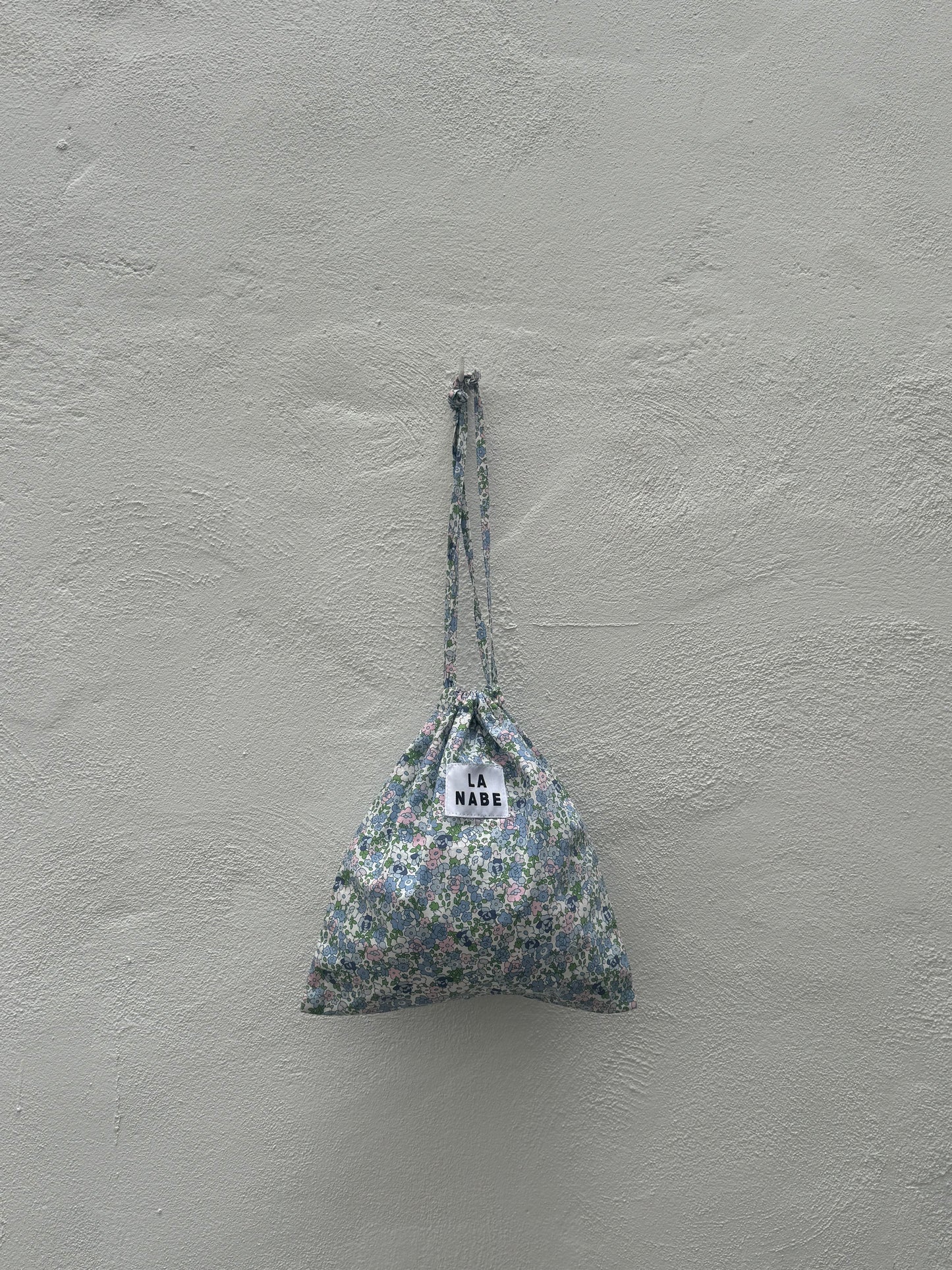 Bolsa Tela Guardapolvo Fondo Blanco Flores Liberty Azul