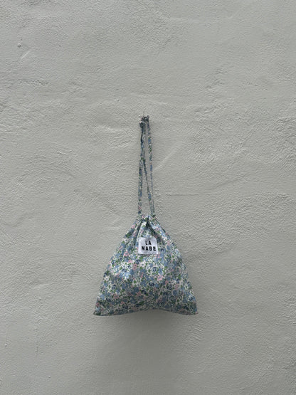 Bolsa Tela Guardapolvo Fondo Blanco Flores Liberty Azul