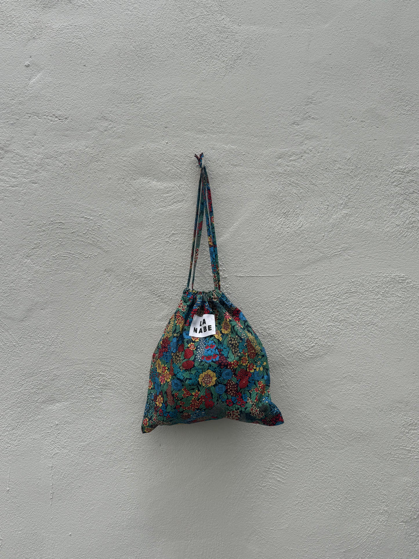 Bolsa Tela Guardapolvo Fondo Flores Oscuras