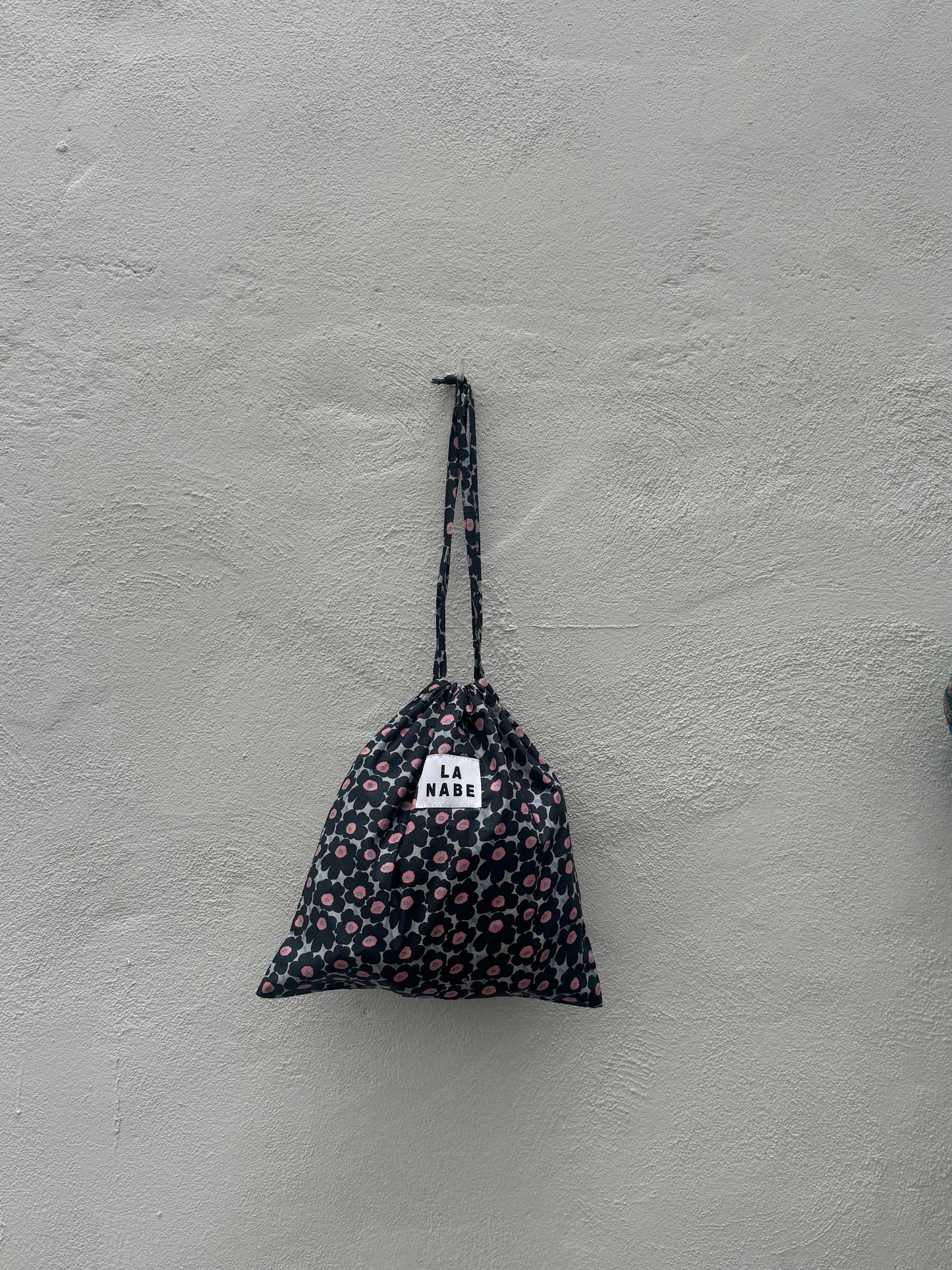 Bolsa Tela Guardapolvo Fondo Gris Flores Negras