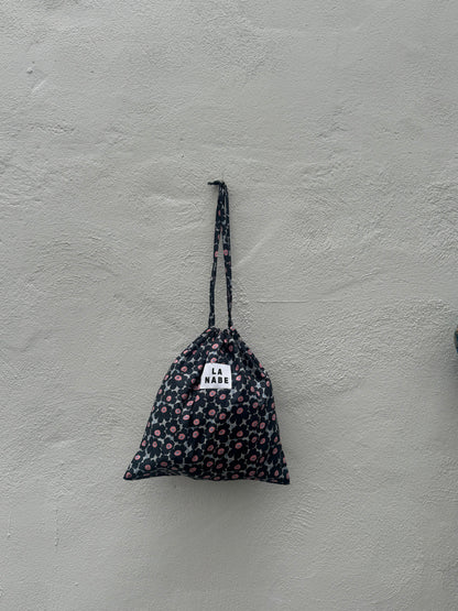 Bolsa Tela Guardapolvo Fondo Gris Flores Negras