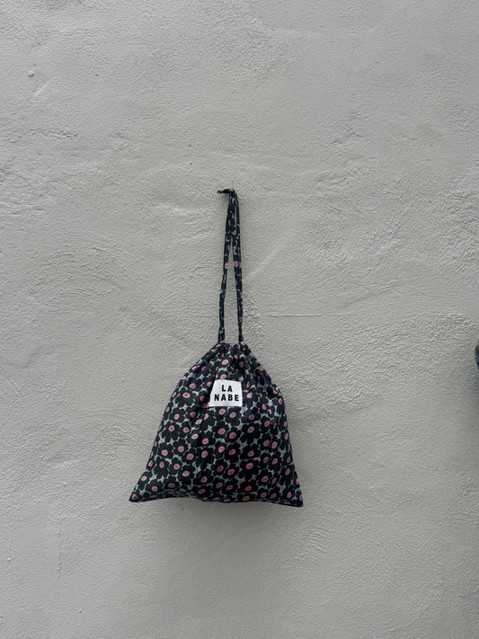 Bolsa Tela Guardapolvo Fondo Gris Flores Negras