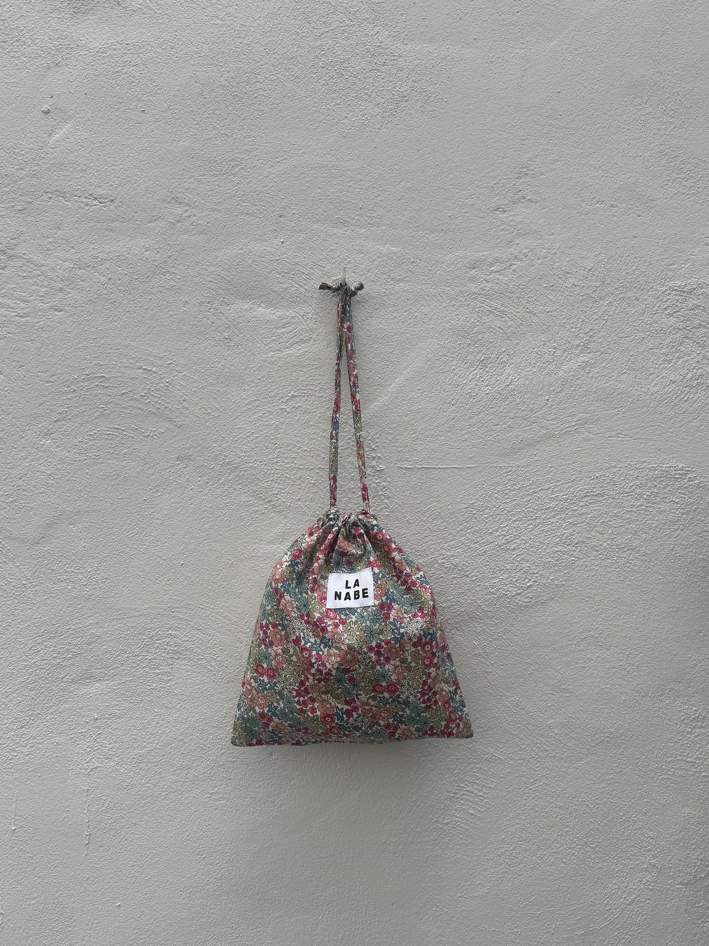 Bolsa Tela Guardapolvo Fondo Blanco Flores Liberty Rosas