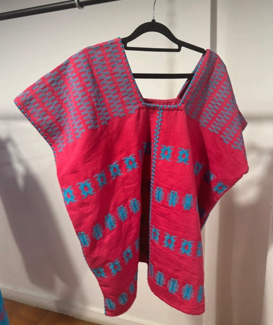 Huipil Corto Mexicano Fucsia con Azul