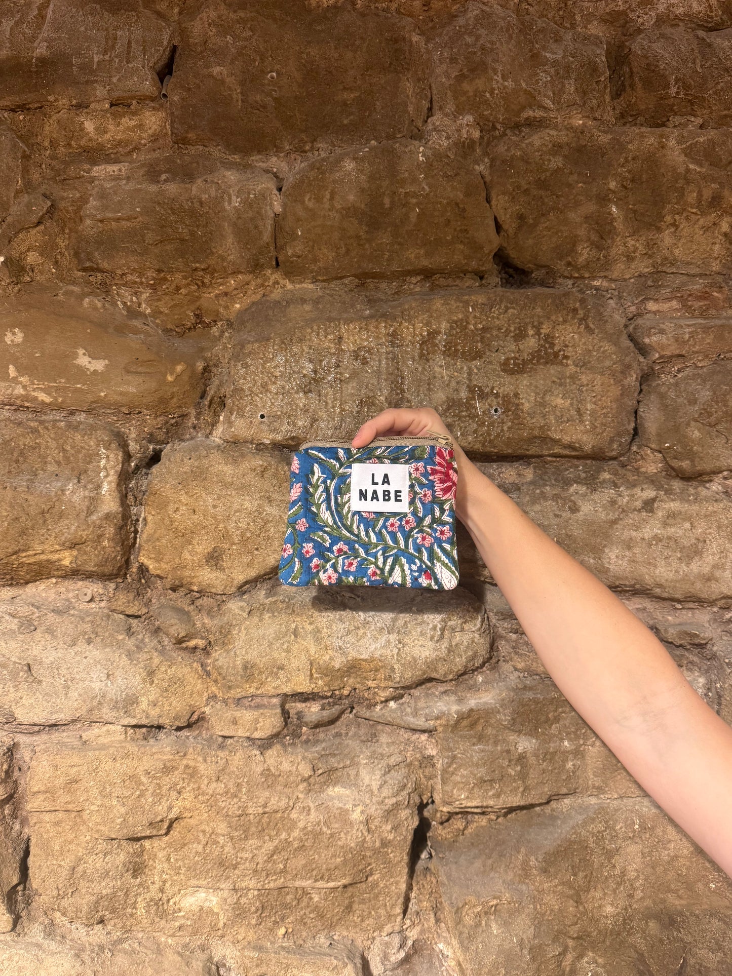 Monedero o Bolsita India Fondo Azul con Flores Rojas y Rosa