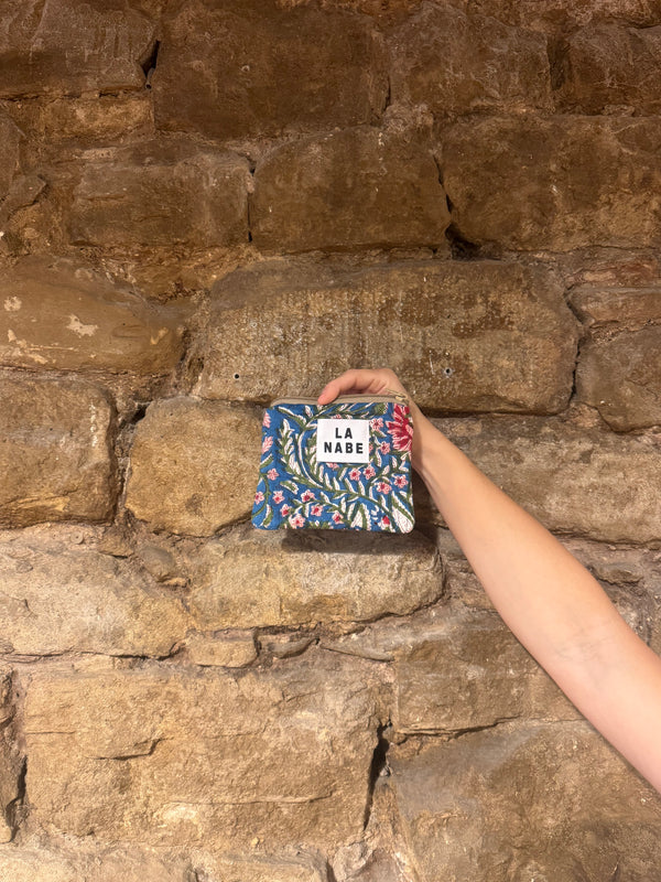 Monedero o Bolsita India Fondo Azul con Flores Rojas y Rosa