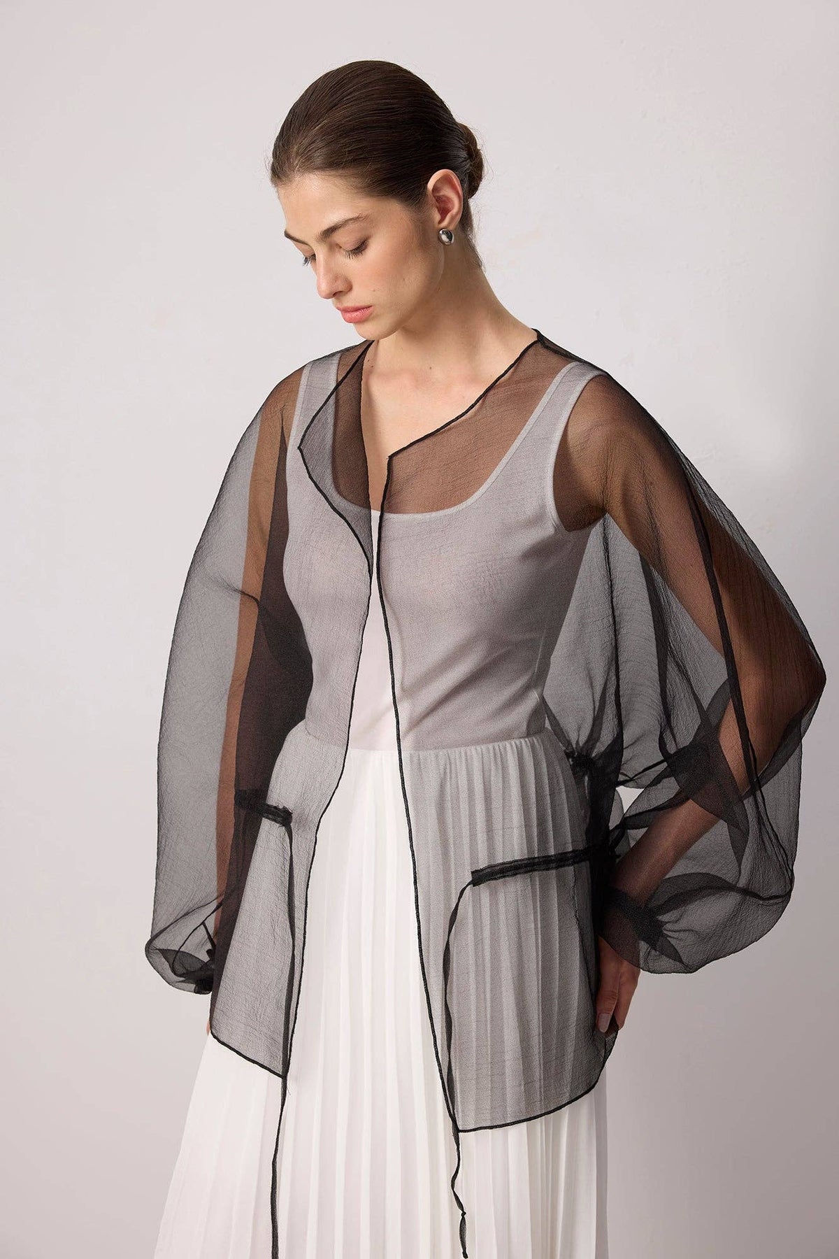 Chaqueta de Organza Negra con Lazo