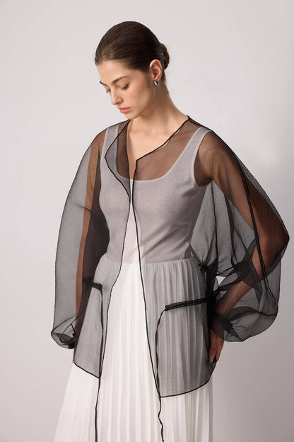 Chaqueta de Organza Negra con Lazo