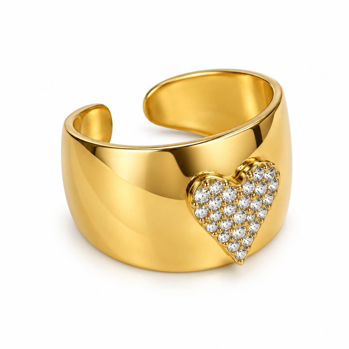 Anillo dorado ancho con corazón de brillantes sobre fondo blanco