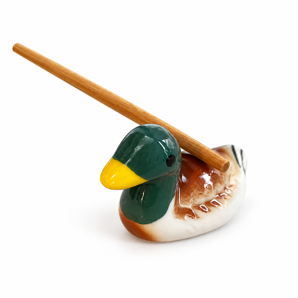 Apoyapalillos Cerámica Pato con un palillo, fondo blanco