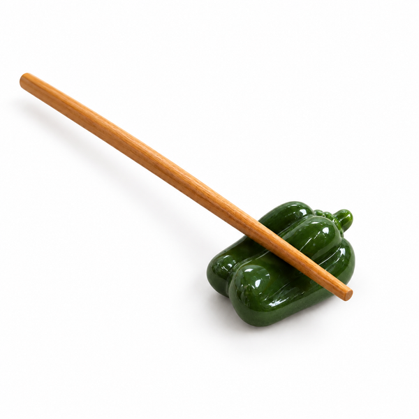 Apoyapalillos Cerámica Pimiento Verde con un palillo, fondo blanco