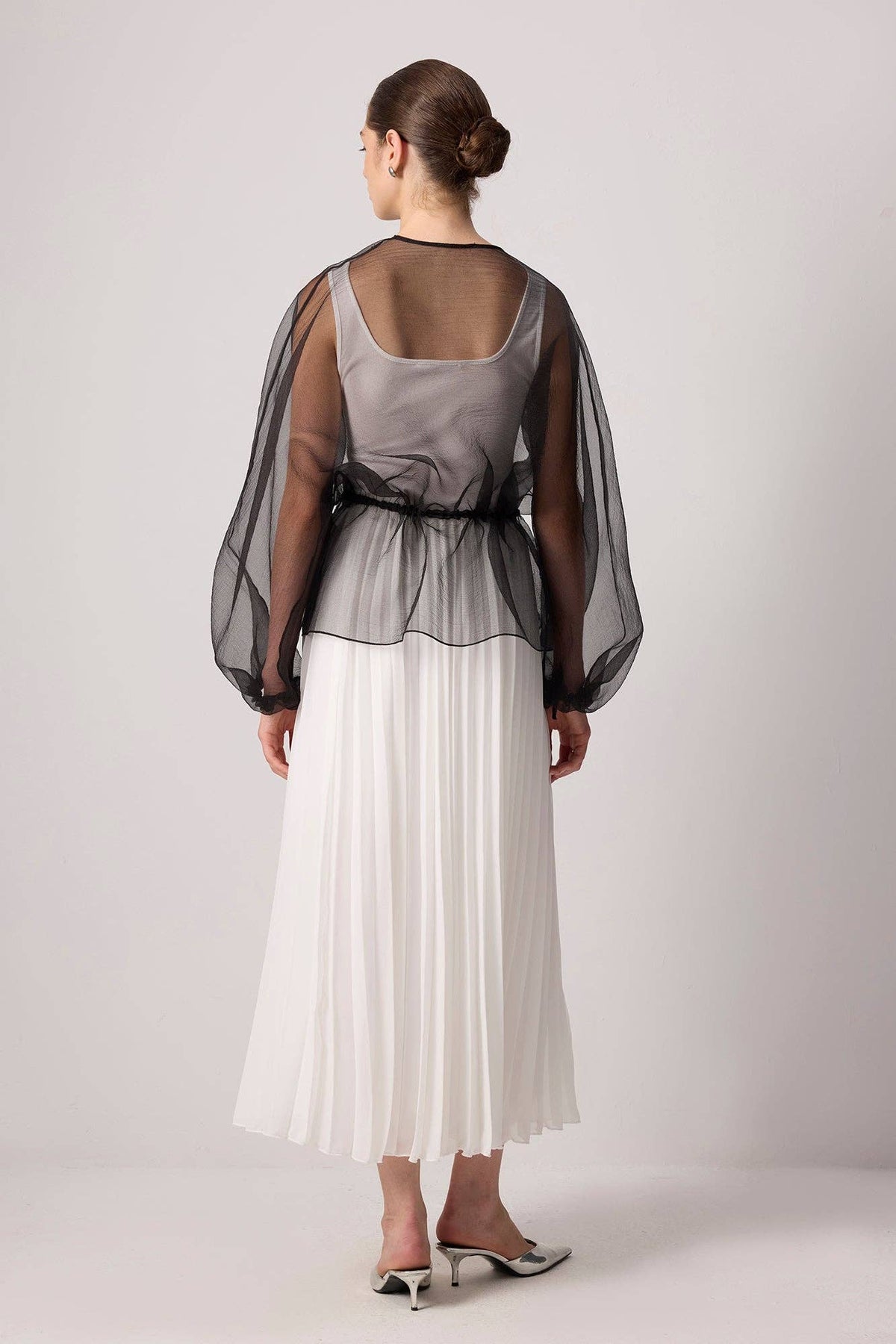 Chaqueta de Organza Negra con Lazo