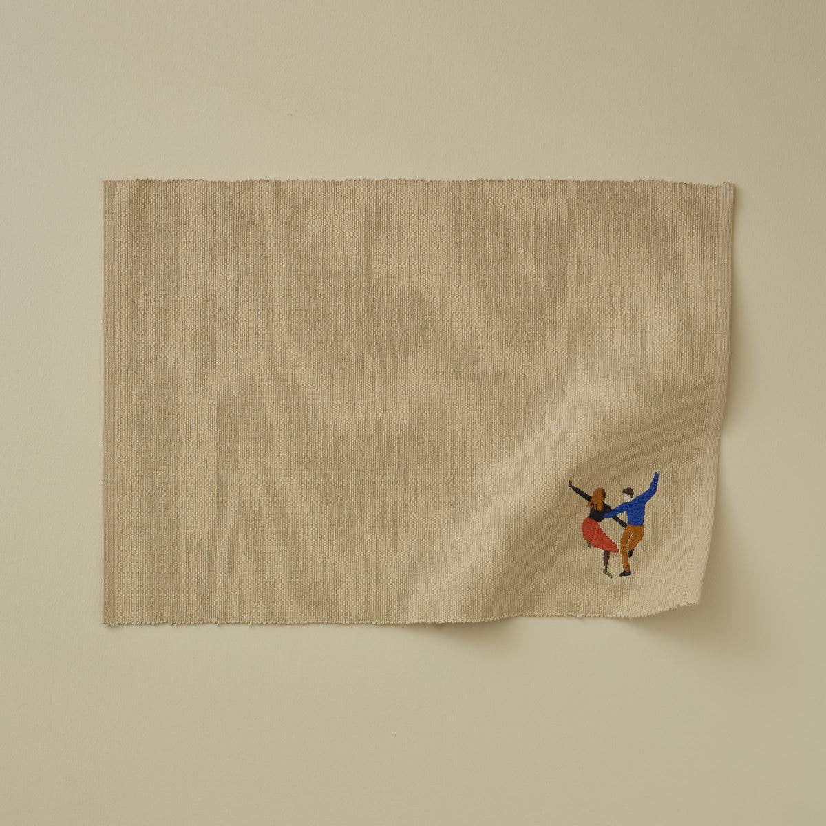 Mantel Individual Canalé Beige Bordado con Personas Pareja Bailando