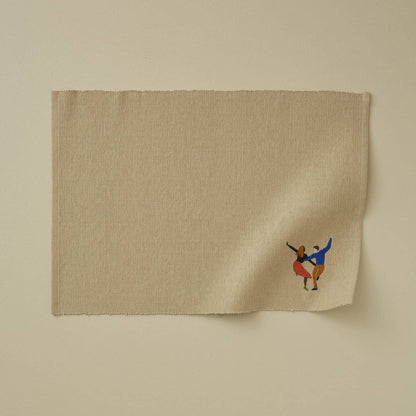 Mantel Individual Canalé Beige Bordado con Personas Pareja Bailando