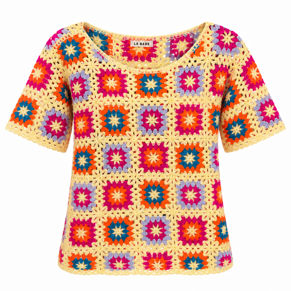 Blusa de ganchillo multicolor de manga corta sobre fondo blanco