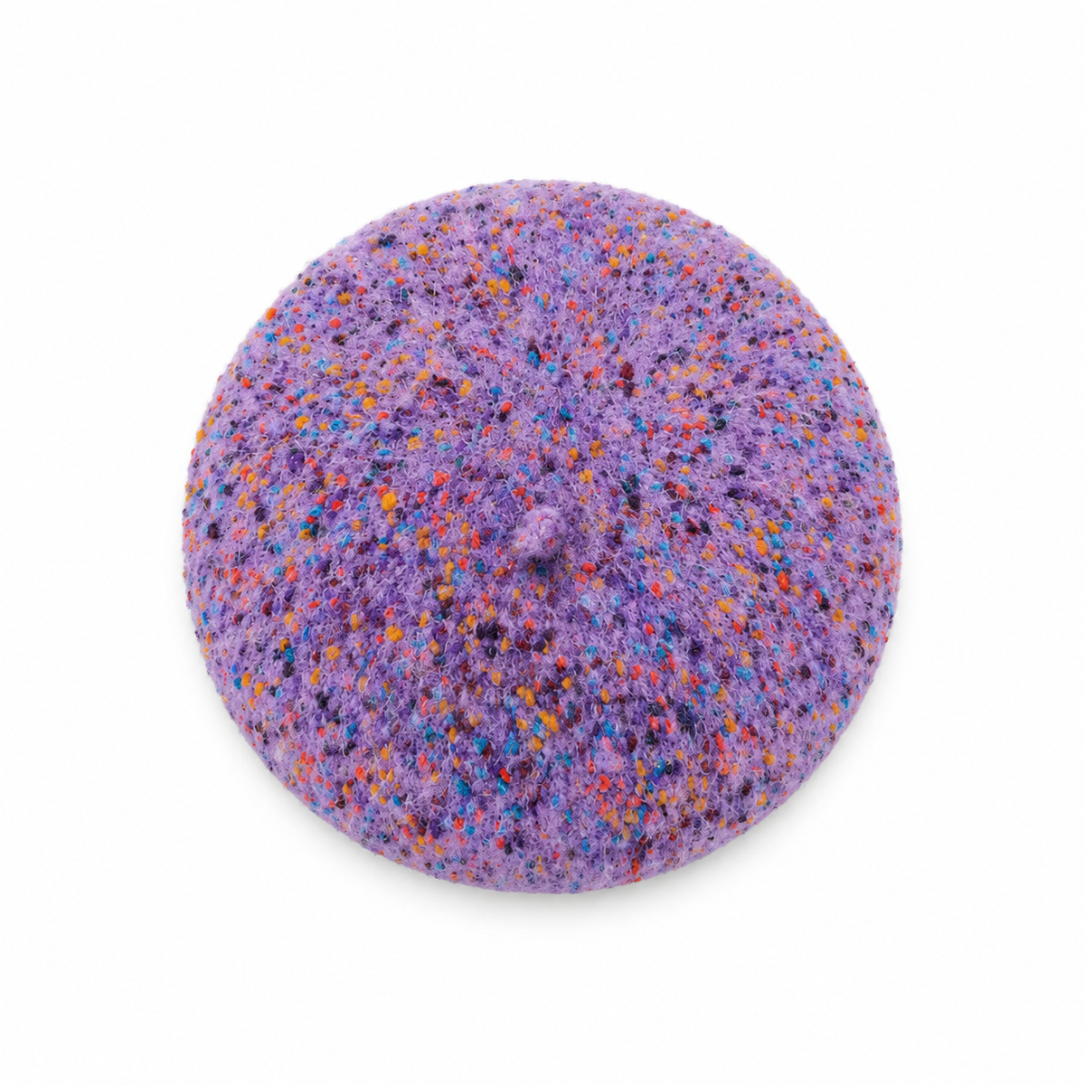 Boina jaspeada multicolor morada sobre fondo blanco