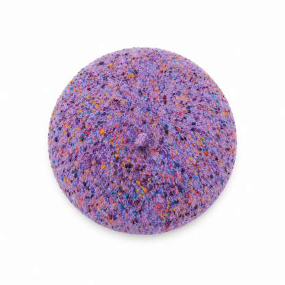 Boina jaspeada multicolor morada sobre fondo blanco