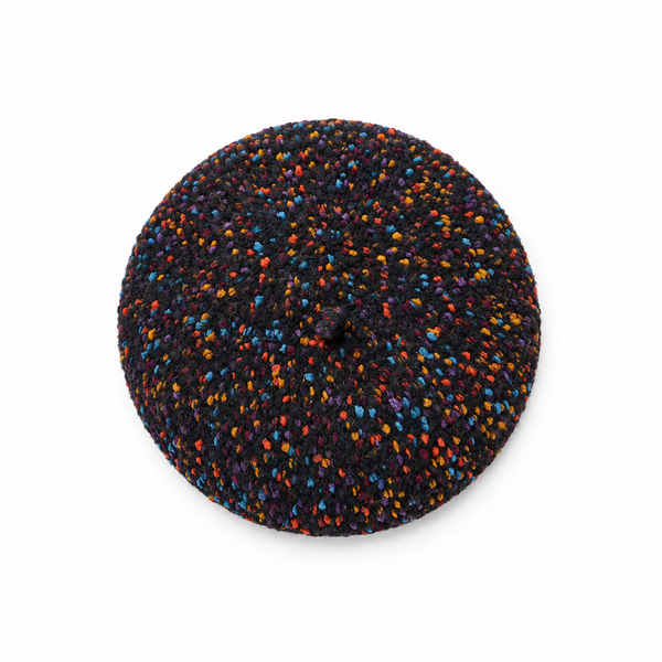 Boina jaspeada multicolor negra sobre fondo blanco