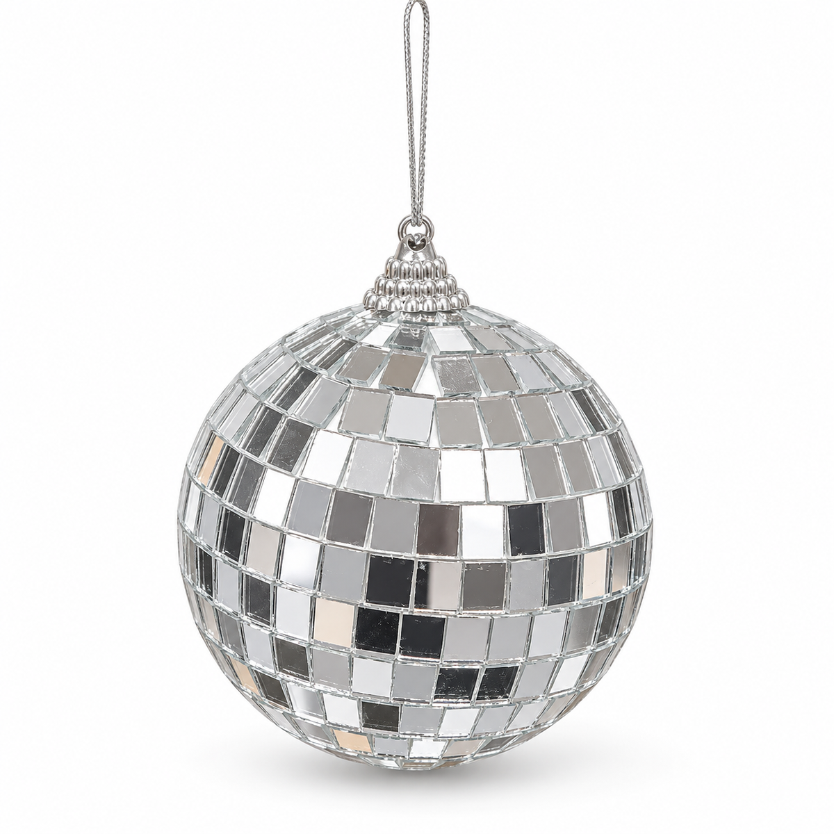 Bola de discoteca plateada sobre fondo blanco