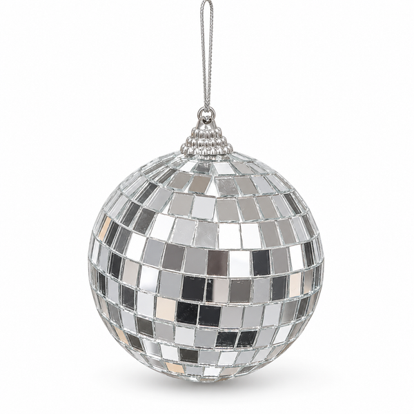 Bola de discoteca plateada sobre fondo blanco