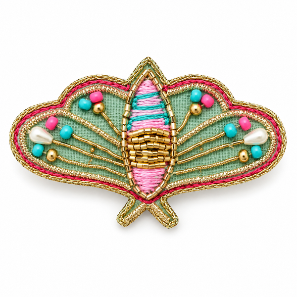 Broche polilla mariposa azul verdoso y rosa sobre fondo blanco