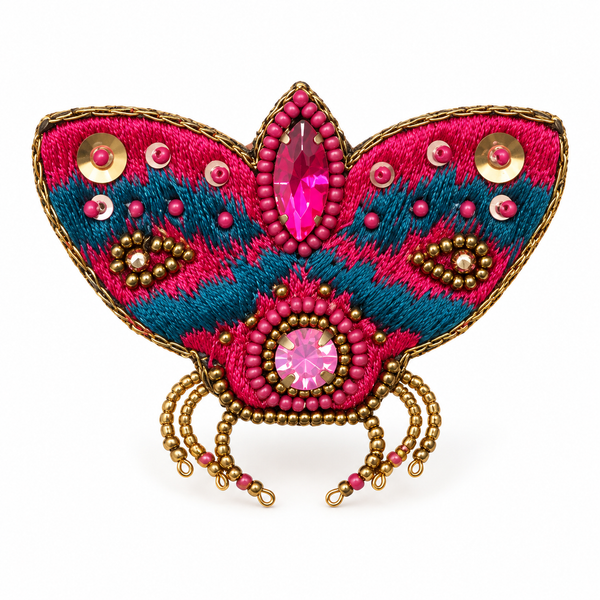 Broche polilla mariposa rosa fucsia y azul sobre fondo blanco