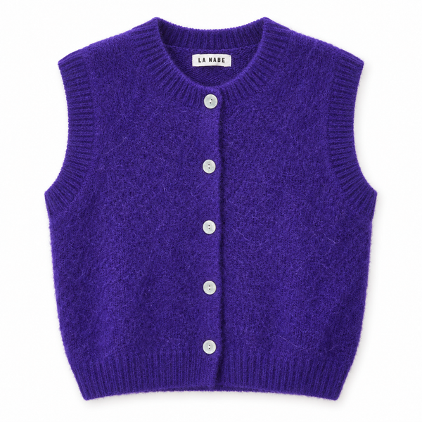 Chaleco mohair morado con botones sobre fondo blanco