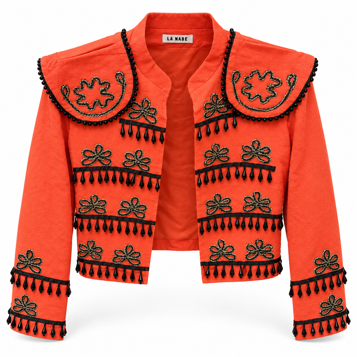 Chaqueta torera naranja con bordados y pedrería sobre fondo blanco